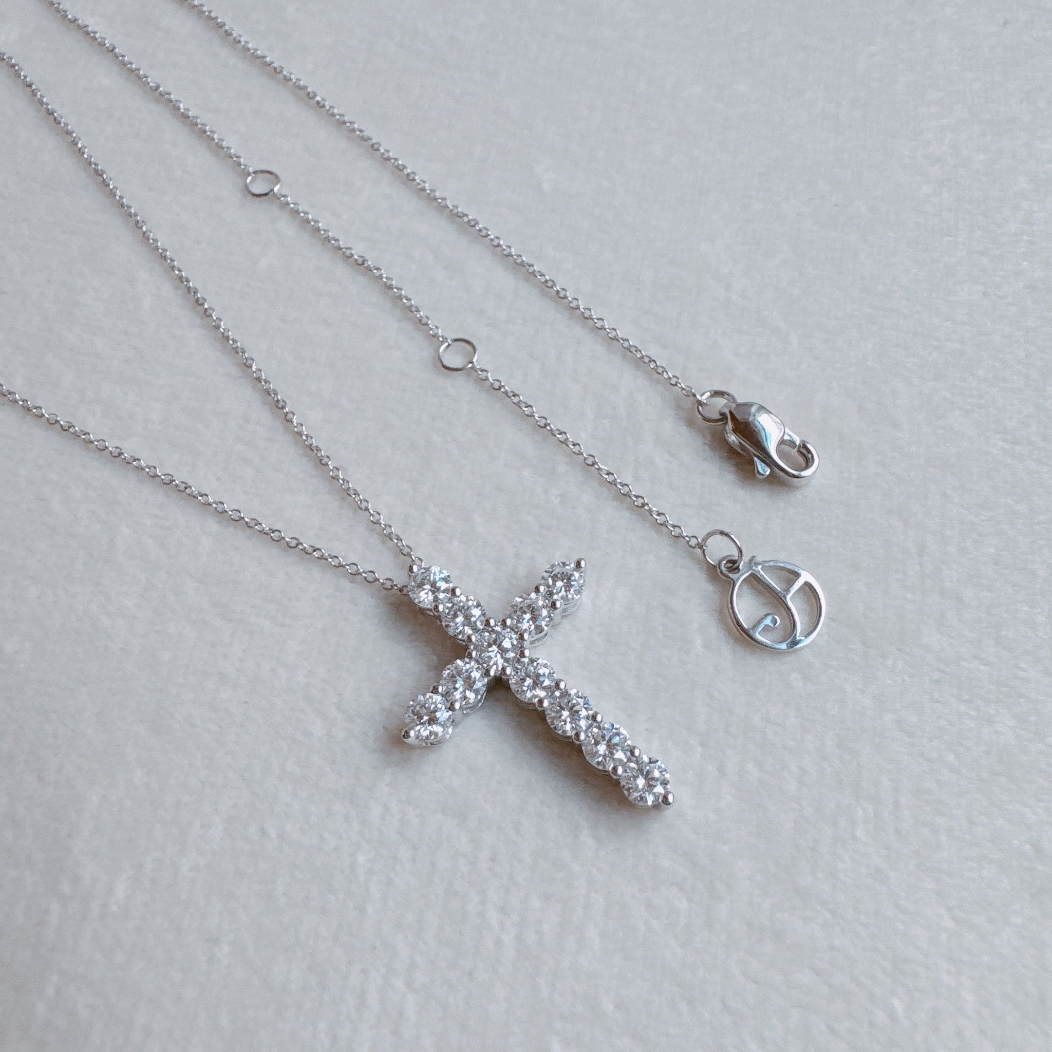1ct-Diamond-Cross-Necklace-in-White-Gold