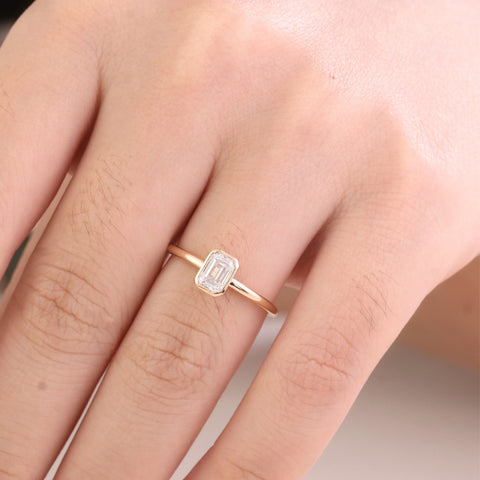 gold-bezel-emerald-diamond-ring